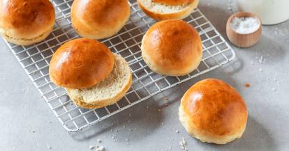 Einfache Burger Buns mit frischer Hefe