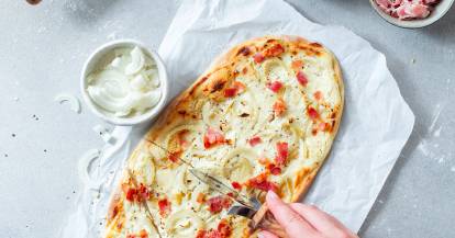 Klassischer Elsässer Flammkuchen