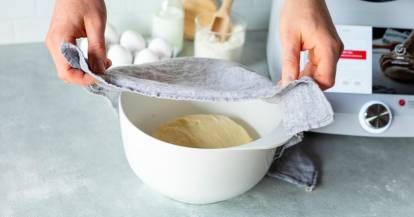 Dampfnudeln werden abgedeckt