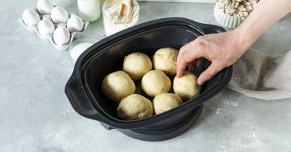 Dampfnudeln werden in den Dampfgaraufsatz gelegt
