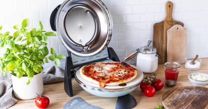 Offener G3Ferrari Pizzaofen mit fertiger Pizza