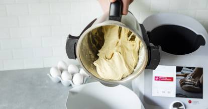 Dampfnudelteig wird aus dem Mixtopf genommen