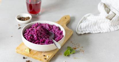 Rotkohl in einer Schale mit Löffel