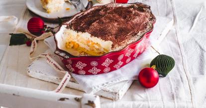 Tiramisu mit Mandarinen in einer weihnachtlichen Auflaufform.