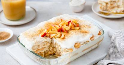 Apfel Tiramisu angeschnitten in einer Form