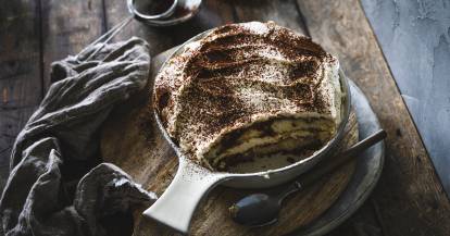 Tiramisu angeschnitten in einer Schale