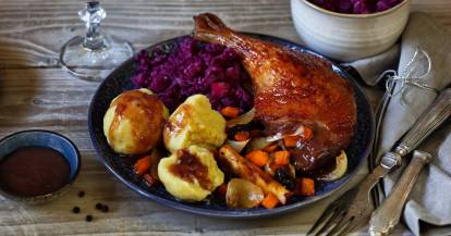 Ente mit Rotkohl, Klößen & Rotweinsoße