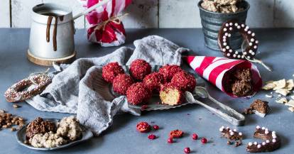 Pralinen, Kekse und Co. auf einem Weihnachtstisch angerichtet