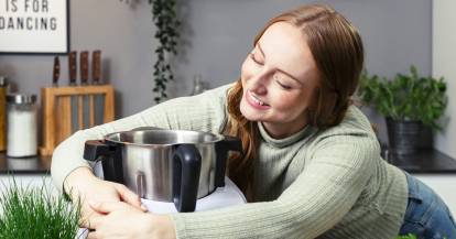Isy vom ZauberMix Team umarmt Monsieur Cuisine in Küche