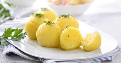 Kartoffelknödel auf einem weißen Teller