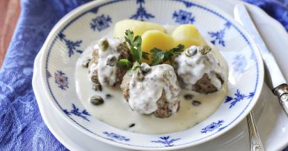 Königsberger Klopse mit Kartoffeln und Soße auf einem Teller