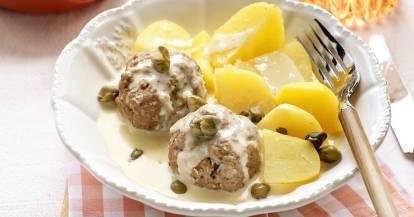 Königsberger Klopse mit Kartoffeln und Soße auf einem Teller