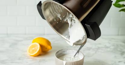 Zuckerguss wird aus Monsieur Cuisine in Schälchen gegossen