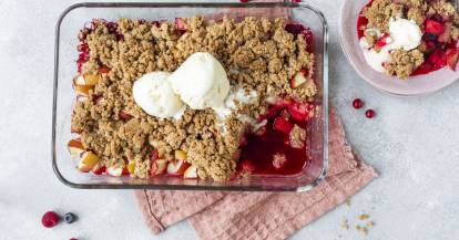 Apfel-Beeren-Crumble in einer Auflaufform