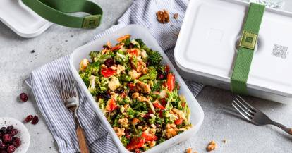 Brokkolisalat mit Apfel und Feta in einer Aufbewahrungsbox