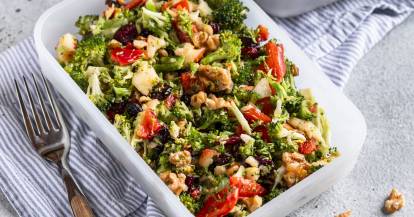 Brokkolisalat mit Apfel und Feta in einer Aufbewahrungsbox