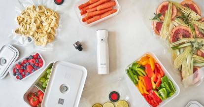 Verschiedene Lebensmittel eingeschweißt und in Aufbewahrungsboxen