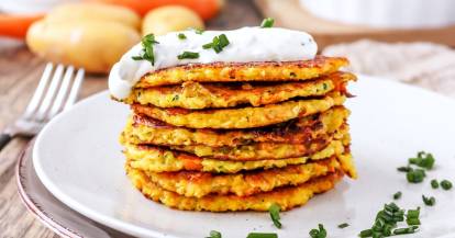 Gemüse-Kartoffelpuffer mit Kräuterdip