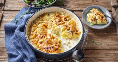 Kartoffelgratin in einer Auflaufform mit Salat