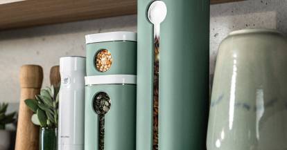 Aufbewahrungsboxen auf einem Küchenregal