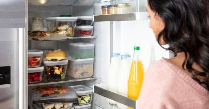 Blick in den Kühlschrank, wo Lebensmittel in den FRESH & SAVE Boven von ZWILLING lagern