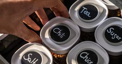 Beschriftete Aufbewahrungsboxen in einer Schublade