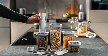 Trockene Lebensmittel in Aufbewahrungboxen auf einer Arbeitsplatte