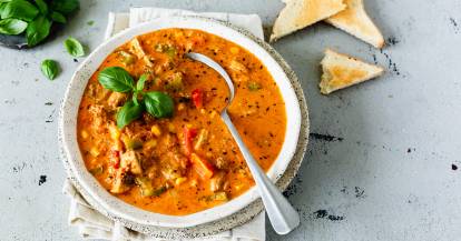 Pizzasuppe in einem tiefen Teller mit Löffel