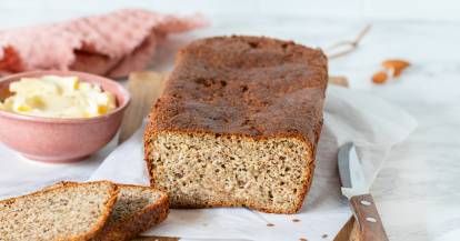 Saftiges Mandel-Brot mit Skyr