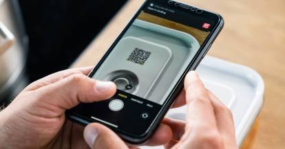 Jemand scannt einen QR-Code mit dem Handy