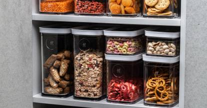 Trockene Lebensmittel in Aufbewahrungsboxen in einem Küchenschrank