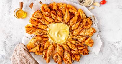 Blätterteig-Kranz mit Tomatenbutter und Camembert