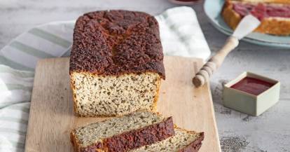 Eiweisbrot angeschnitten auf einem Brett