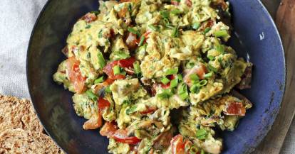 Rührei mit Gemüse in einer Pfanne von oben fotografiert