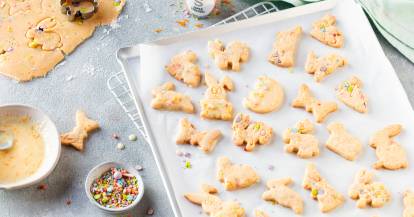 Oster-Kekse mit bunten Streuseln