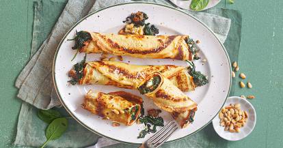 Pfannkuchenröllchen mit Spinat und Salsiccia