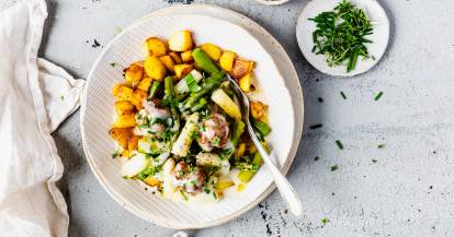 Spargelragout mit Hackbällchen und Kartoffelwürfeln