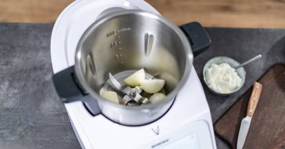 Zwiebeln im Mixbehälter des Monsieur Cuisine