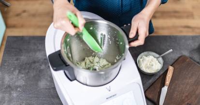 Zwiebeln im Mixbehälter des Monsieur Cuisine