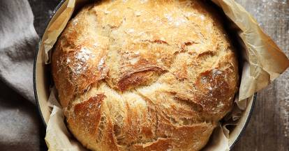 Brot mit Backpapier in einem Topf