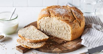 Brot angeschnitten auf einem Holzbrett