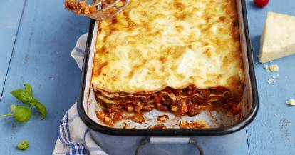 Lasagne in einer Auflaufform angeschnitten