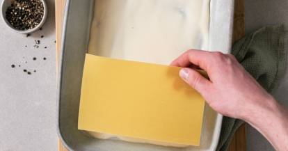 Lasagneplatten werden in eine Auflaufform gegeben