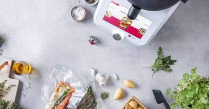Sous-Vide-Garen mit dem Monsieur Cuisine, die Zutaten und das Gerät von oben fotografiert