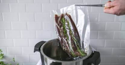 Vakuumiertes Fleisch in den Mixtopf des Monsieur Cuisine geben