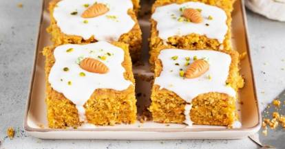 Karottenkuchen vom Blech mit Zuckerguss