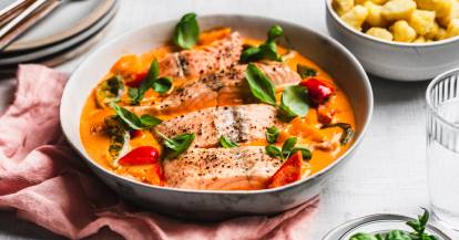 Lachs in Paprika-Rahm-Soße