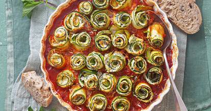 Zucchini-Feta-Röllchen in Tomatensoße