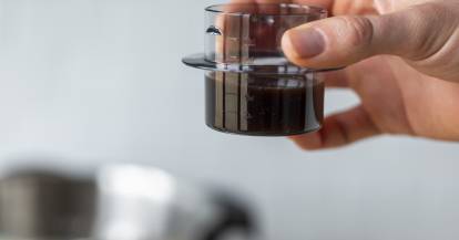 Der Messbecher des Monsieur Cuisine mit dunkler Flüssigkeit