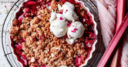 Rhabarber-Crumble mit Vanilleeis